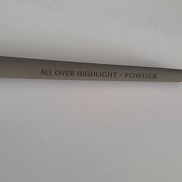 All Over Highlight • Powder Brush - Picture 5 of 7